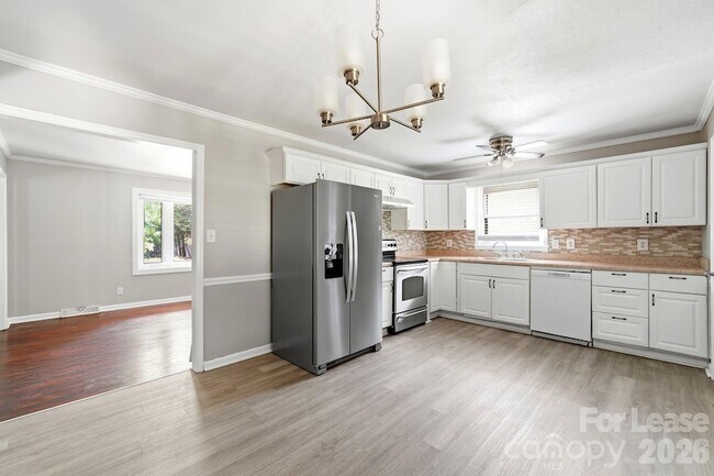 Building Photo - 4815 Carriage Dr Cir