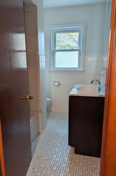 Building Photo - 750 Elm Ct