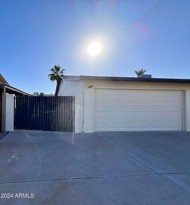 Building Photo - 10628 S 44th Pl