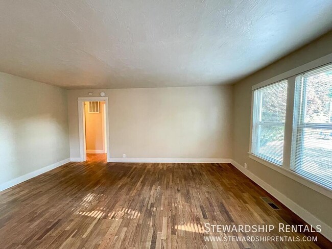 Building Photo - 5 Bd Close to Campus!