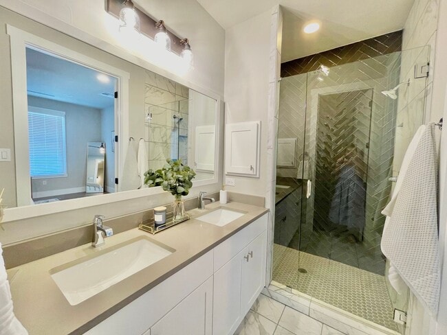 Building Photo - 311 E Evergreen St