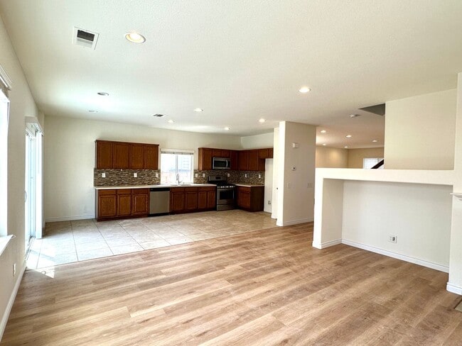 Building Photo - Spacious Family Oasis in the Heart of East...