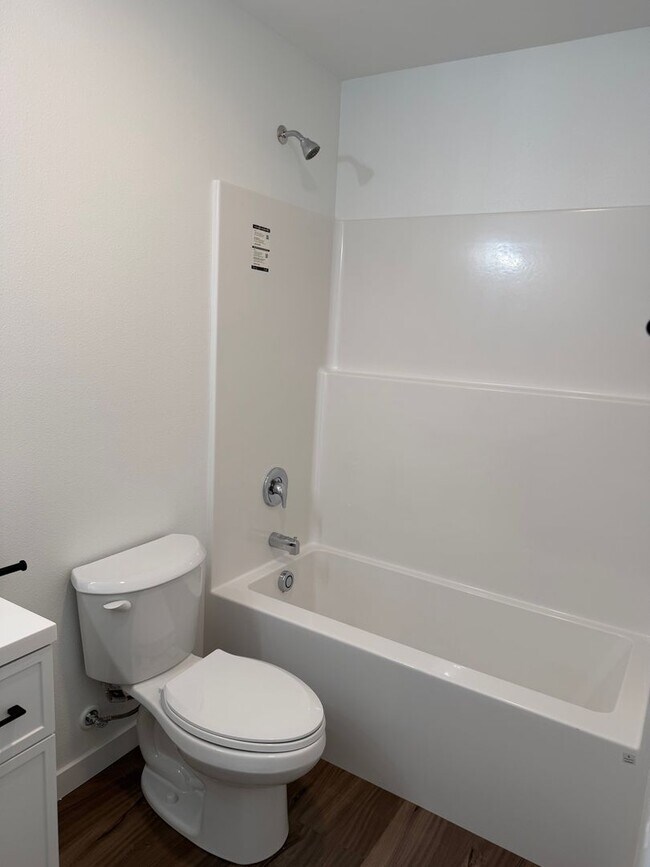 Building Photo - Brand new 3 bedroom 3 full bath townhouse in Thurston!