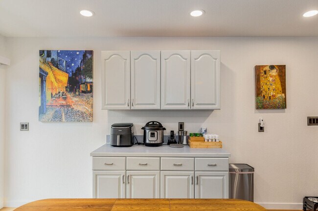 Building Photo - 5924 18th Ave SW