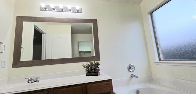 Building Photo - 15215 Benson Landing Dr