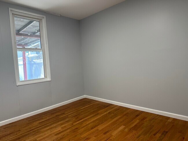 Building Photo - 235 Griffith St