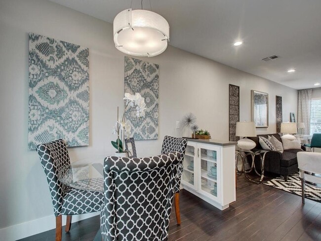 Building Photo - 202 S College St