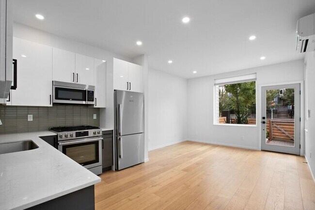 Building Photo - West Seattle Townhome with Air Conditionin...