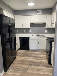 Building Photo - Beautifully Updated 1-Bedroom Condo