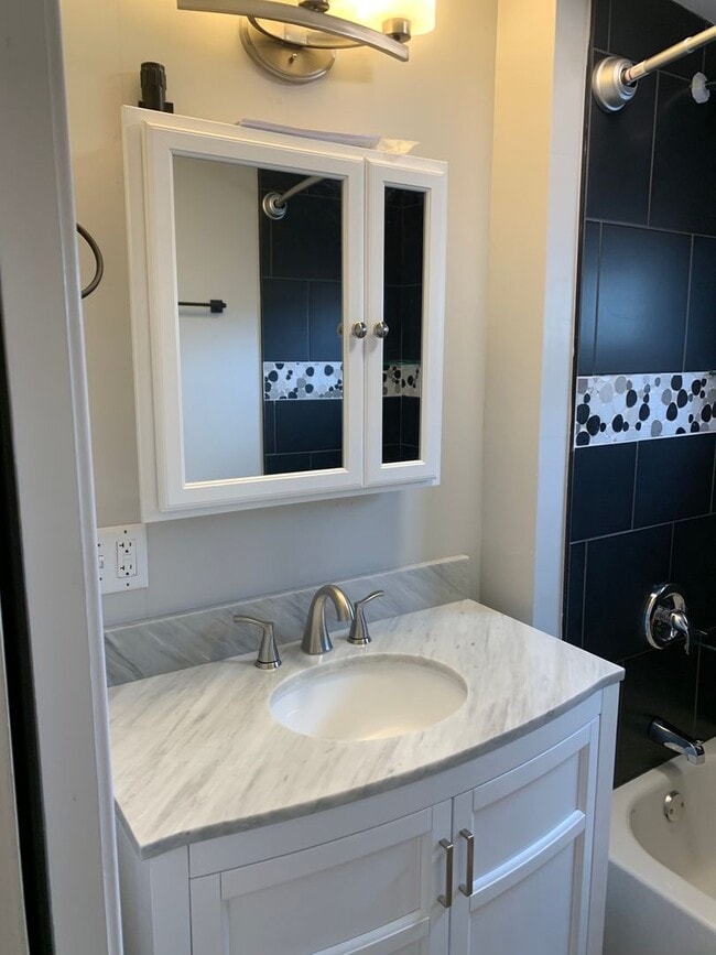 Building Photo - 3 BR 1.5 BA single family rental