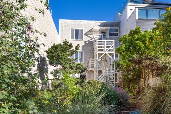 Building Photo - Collingwood Street - 450-452