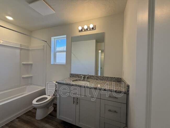 Building Photo - 203 E Arcade Dr