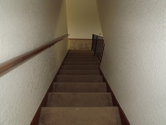 Building Photo - 2 Bedroom 1 1/2 Bath Townhouse Near Bethel...