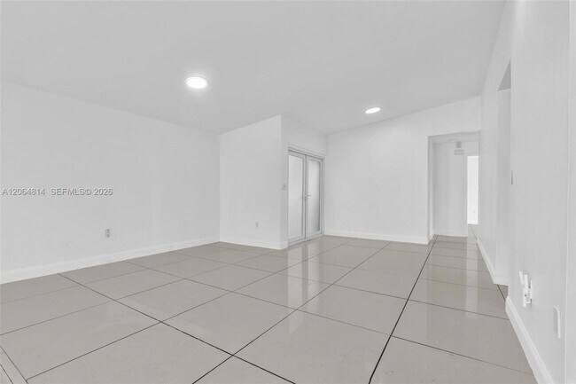 Building Photo - 616 NE 195th St