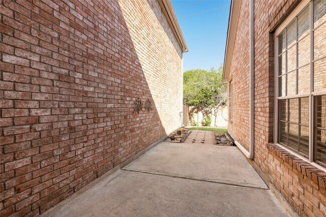 Building Photo - 1014 Enclave Square N