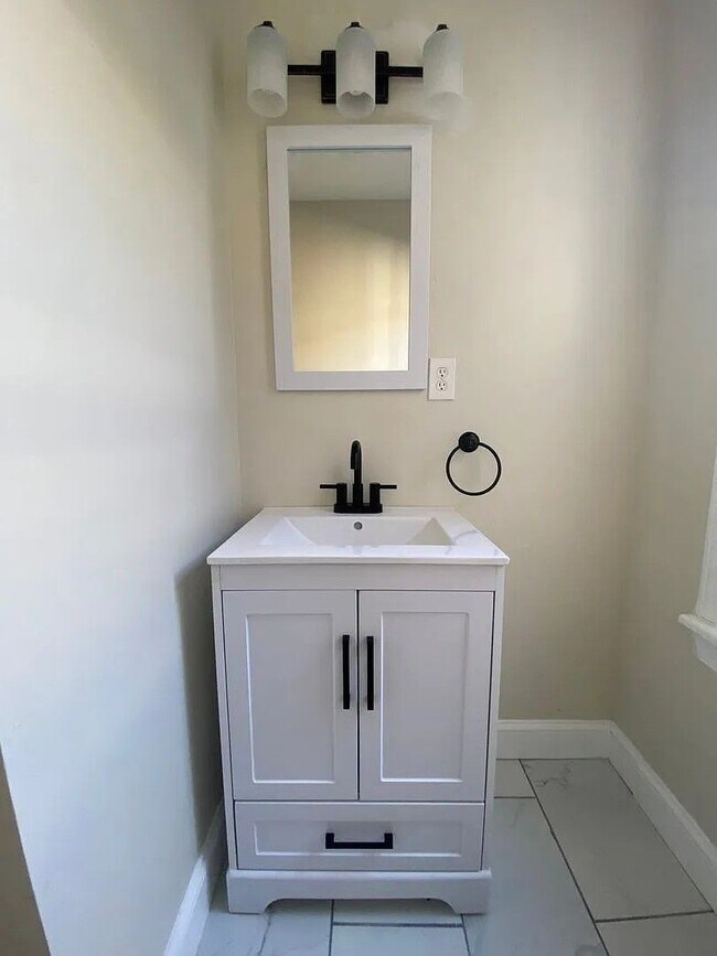 Building Photo - Stylish 3-Bedroom 2.5 Bath Available in Lancaster City