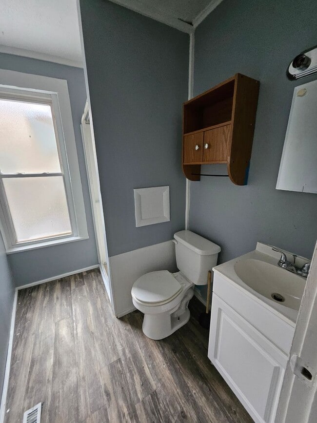 Building Photo - One bedroom unit on West Side