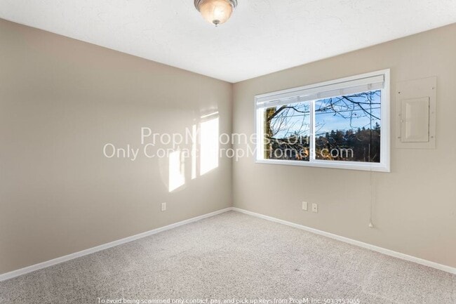 Building Photo - SW Portland Two Bedroom Condo In The Heart Of Burlingame!
