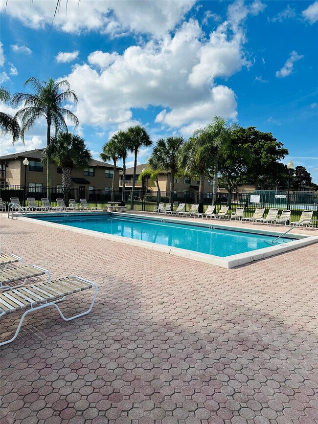 Building Photo - 10046 Winding Lake Rd