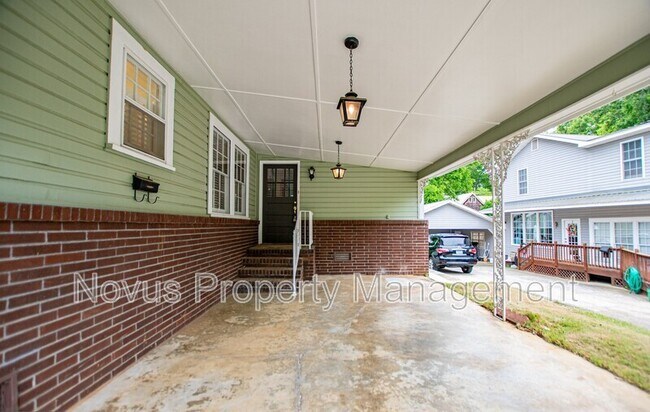 Building Photo - 142 Oak Ave