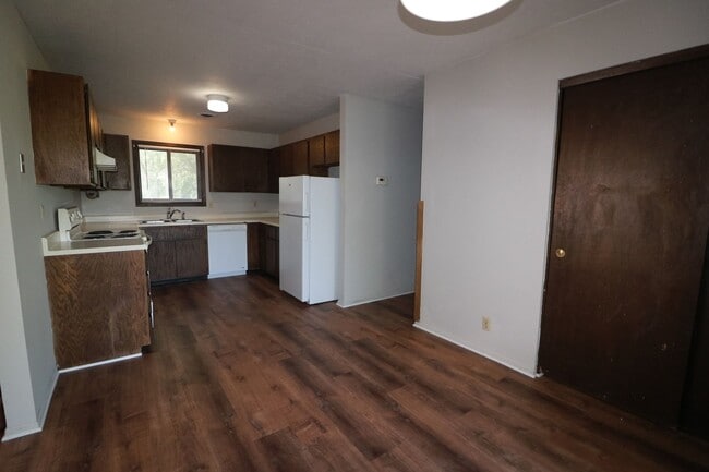 Building Photo - Beautifully built 2 bedroom house with huge backyard!