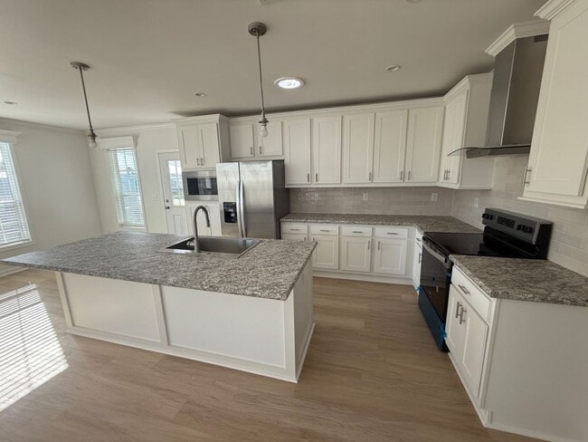 Building Photo - 4208 Queens Way