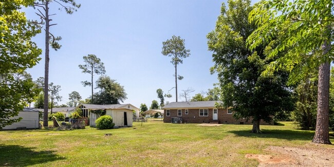 Building Photo - 407 Holly Dr