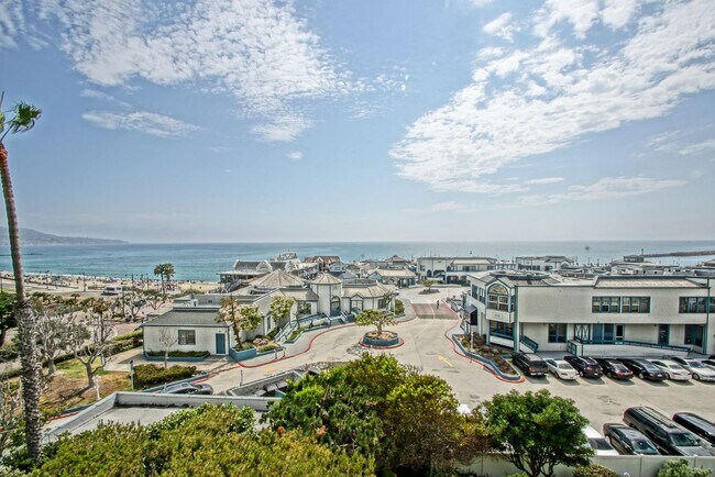Building Photo - 2BR/2BA Condo with Stunning Ocean Views & ...