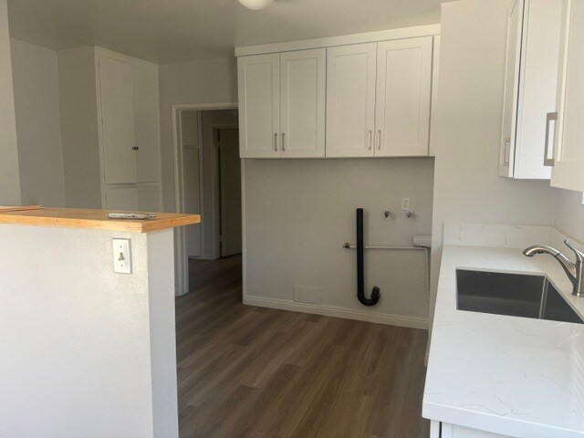kitchen has washer and dryer hook ups - 14523 Osage Ave