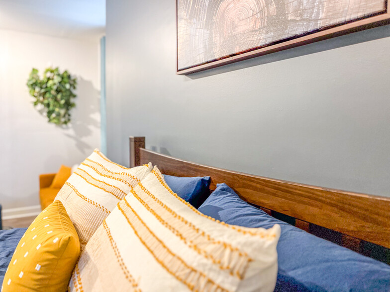 Furnished bedroom - 2031 Eversong Ln