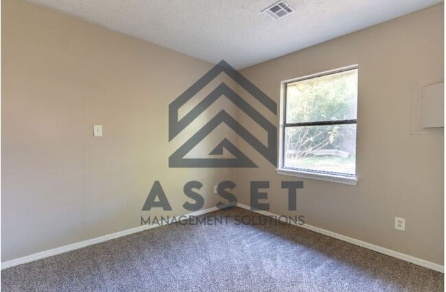 Building Photo - Cute 4 bedroom House