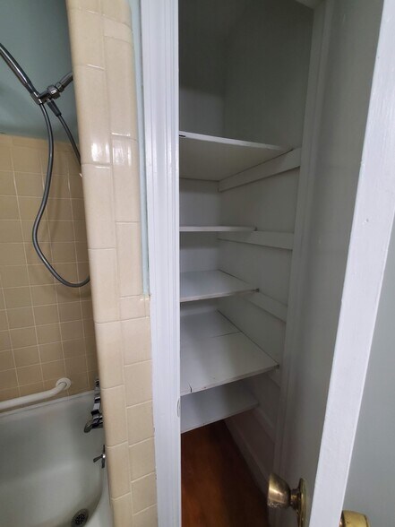 Building Photo - 301 W Lakeside Ave