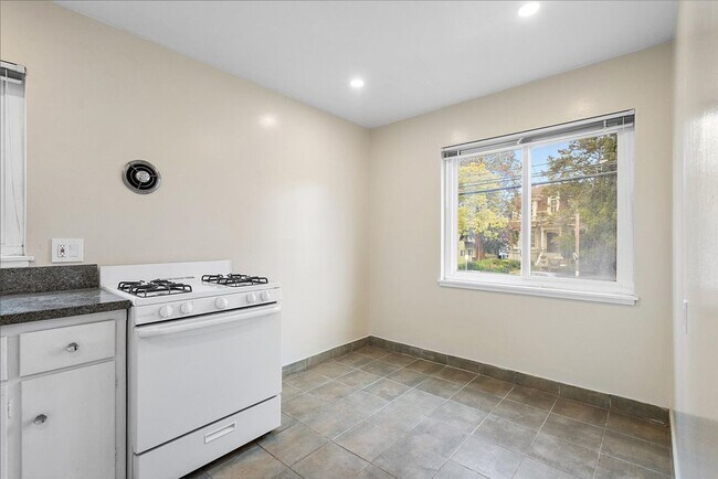 Building Photo - 2234 Santa Clara Ave