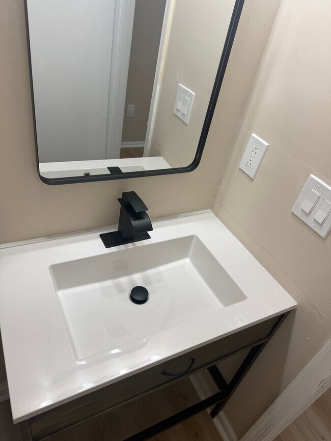 Building Photo - 100 Shawnee Pl