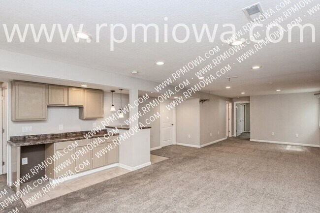 Building Photo - 5016 NE Innsbruck Dr