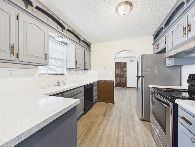 Building Photo - 3929 S Carriage Ln