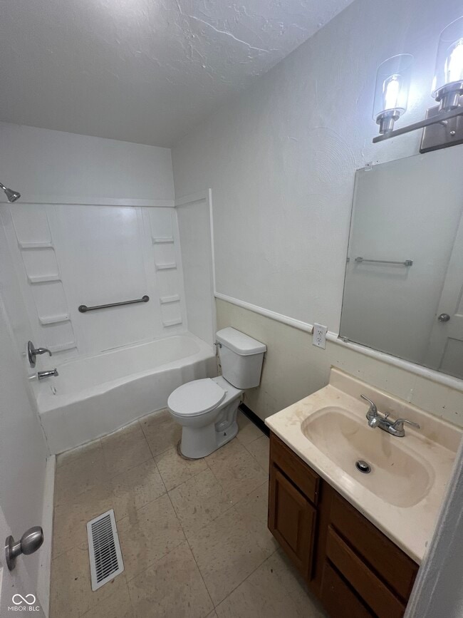 Building Photo - 702 W 23rd St