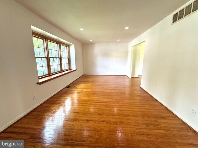 Building Photo - 1104 Hudson Ave