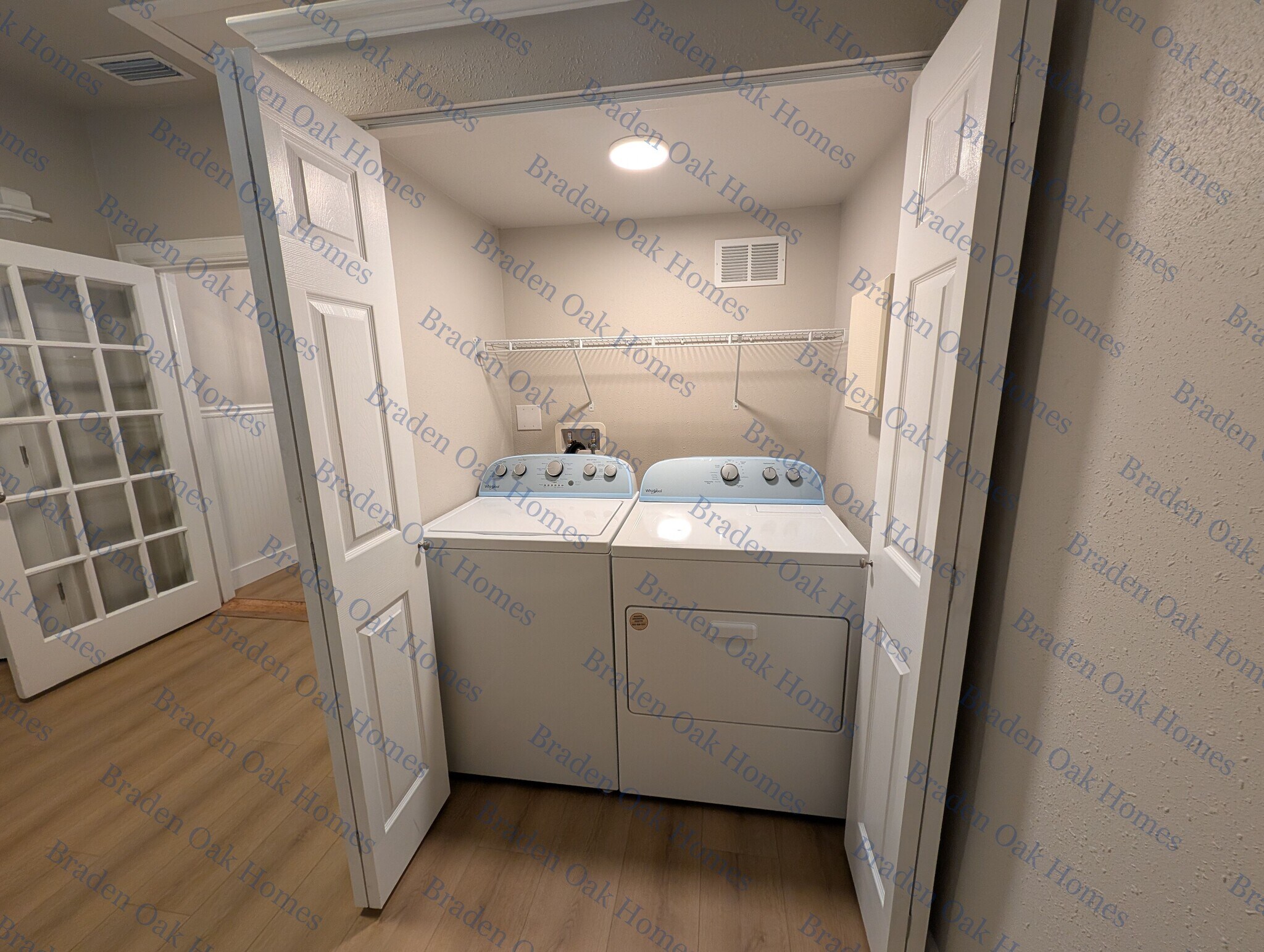 Laundry closet - 2608 19th Ave W