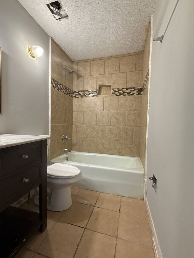 Building Photo - 4 bed 2 bath in Decatur!