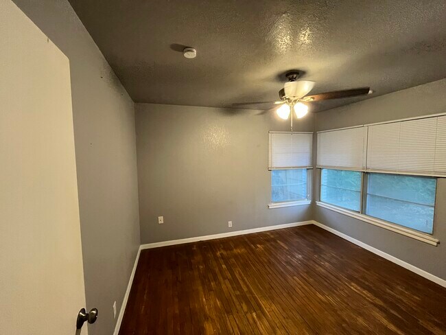 Building Photo - 4534 Waikiki Dr