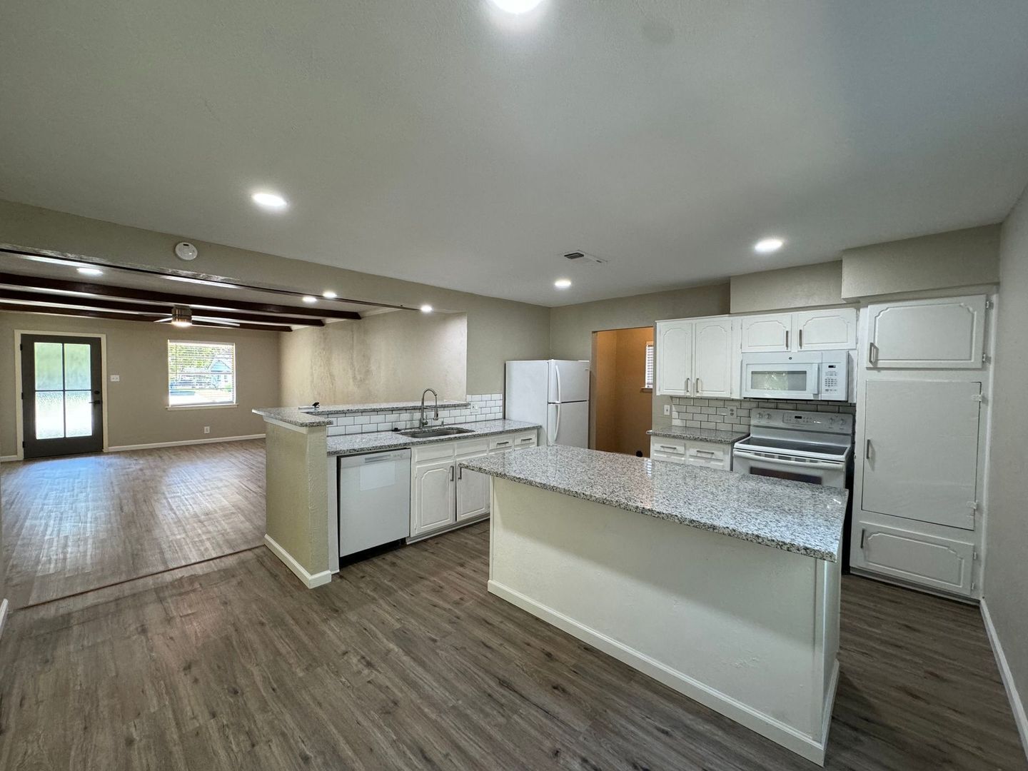 Building Photo - 2624 Woodlawn Dr