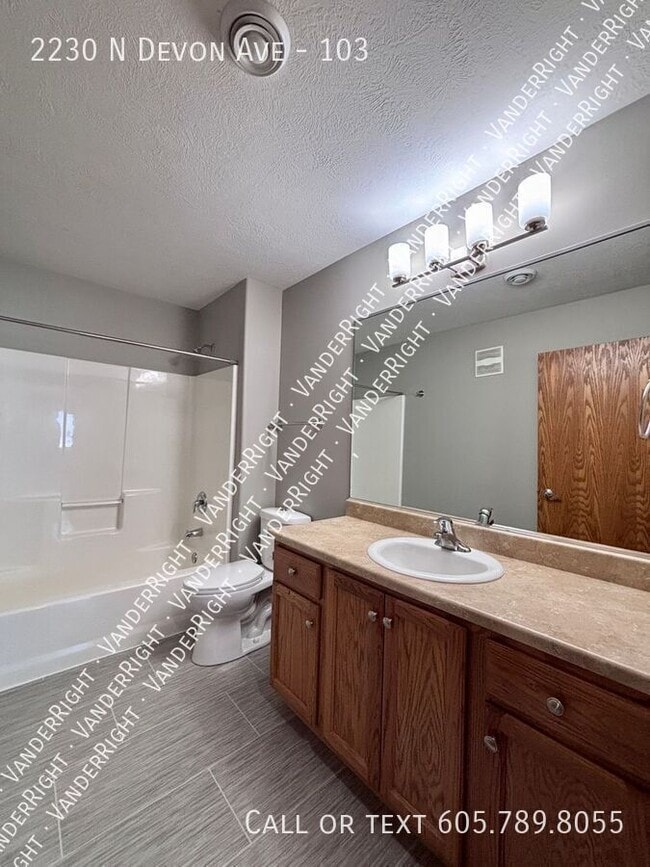 Building Photo - 2230 Devon Ave