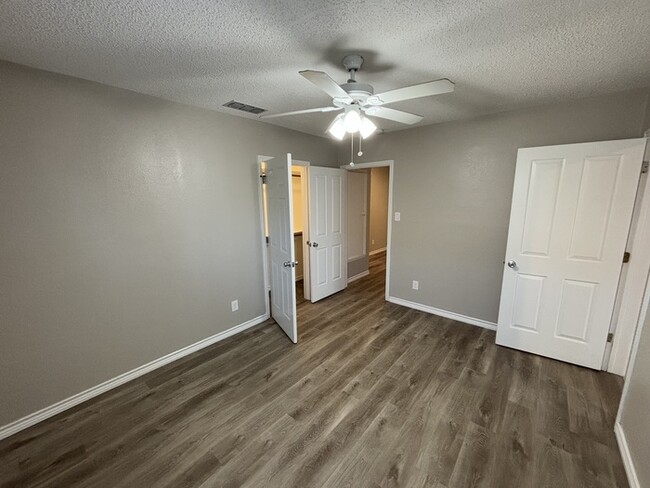 Building Photo - 3 bed 2 bath, move in ready!