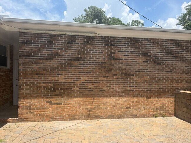 Building Photo - Central Wilmington, popular school districts,2 car garage/RV/Boat parking 3/4 bedroom/fenched/Liv...