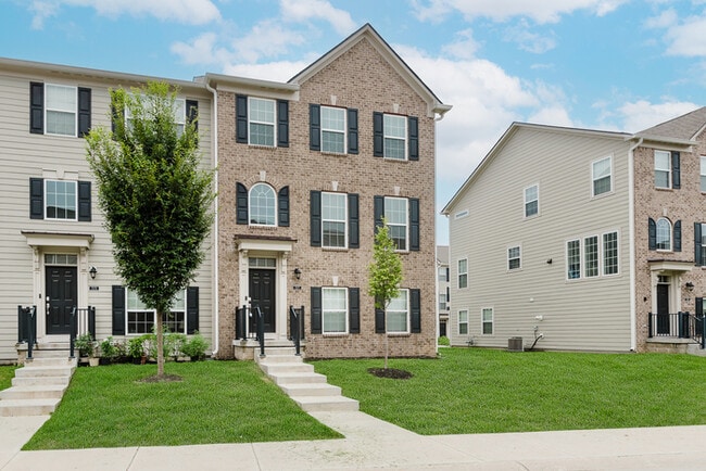 Building Photo - Beautiful Townhome in Carmel