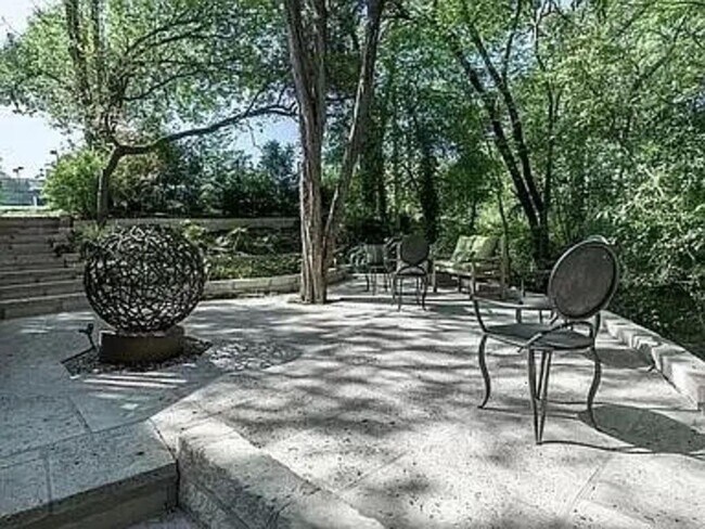 Building Photo - 5607 Courtyard Dr