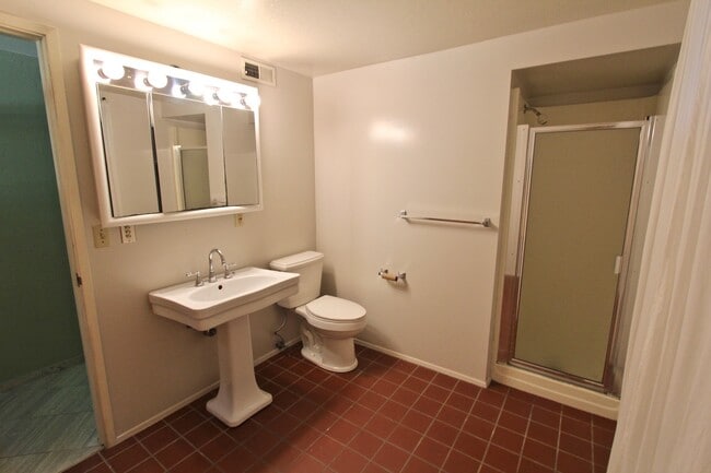 Building Photo - Spacious Wedgewood 3 bed/2 bath with fence...