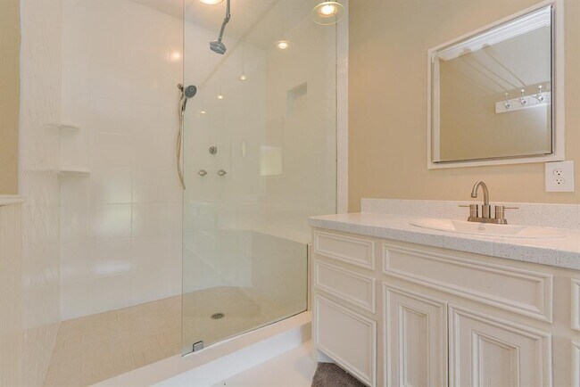 Building Photo - 1231 Creekford Cir