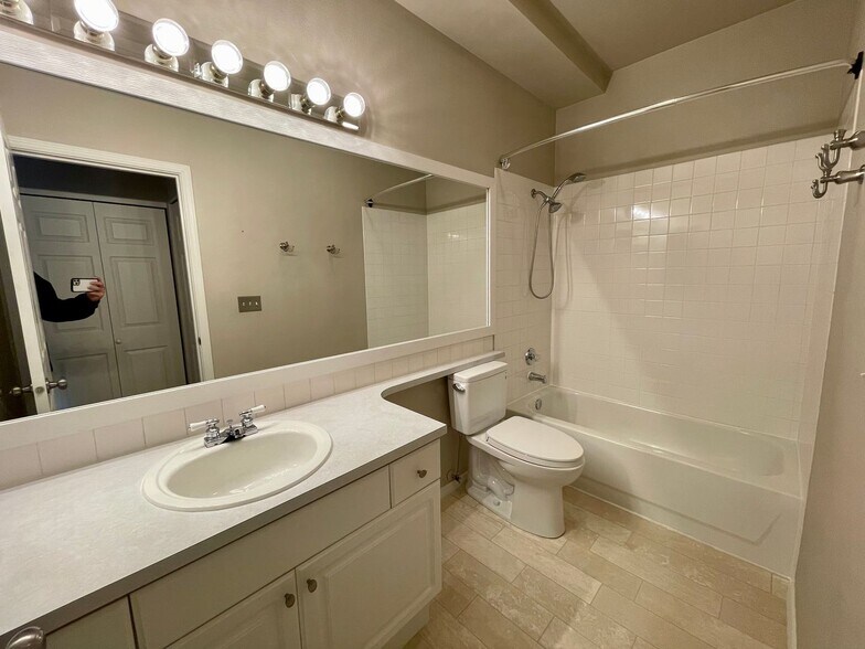 Building Photo - Large 1BR with New Carpeting!!!!